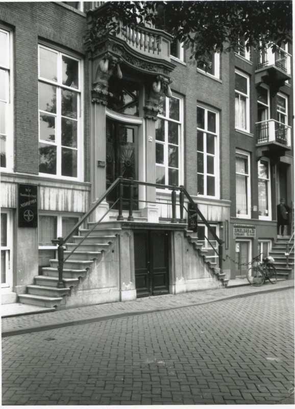 Zie bord naast de voordeur