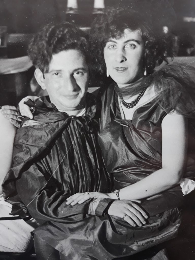 Jacob Blitz en Judith Blitz-Stein woonden op de derde verdieping. De foto is uit 1931 en werd in 2021 door een nichtje gevonden.